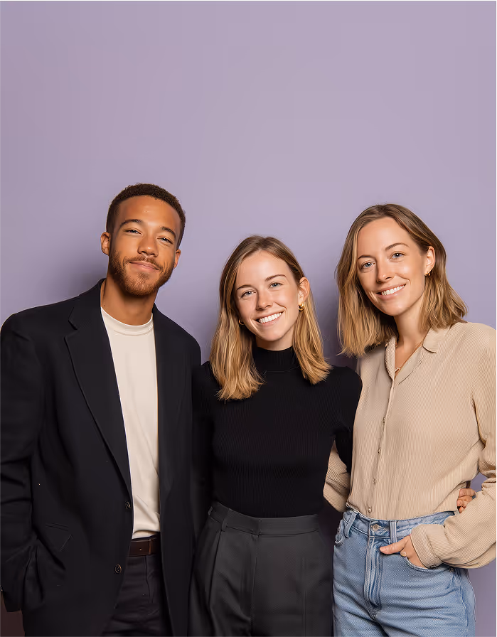 Une équipe réunie autour d'un projet, symbolisant la collaboration.