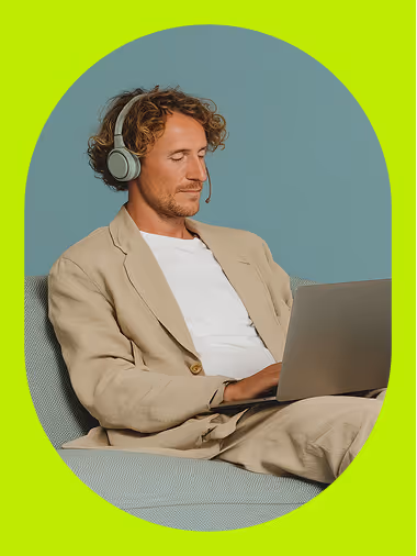 Un professionnel travaillant à distance avec un ordinateur portable, illustrant la flexibilité.